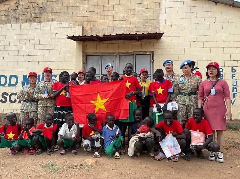 Vietnamese officers hold CIMIC activities at a school in South Sudan. Photo: Field Hospital 2.4