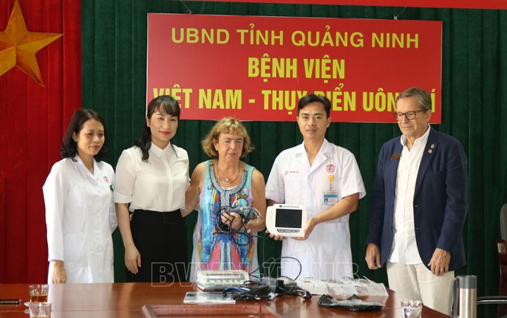 The delegation of experts present equipment to the hospital. Source: Vietnam - Sweden Hospital Uong Bi
