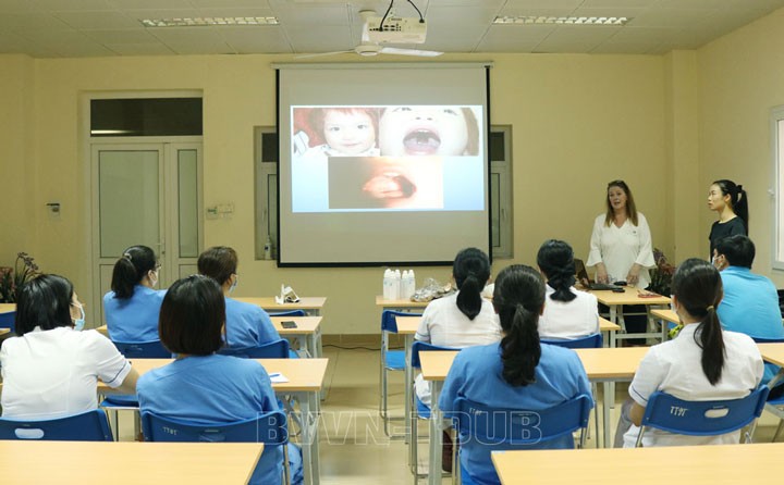 Providing training for Vietnamese doctors.  Source: Vietnam - Sweden Hospital Uong Bi
