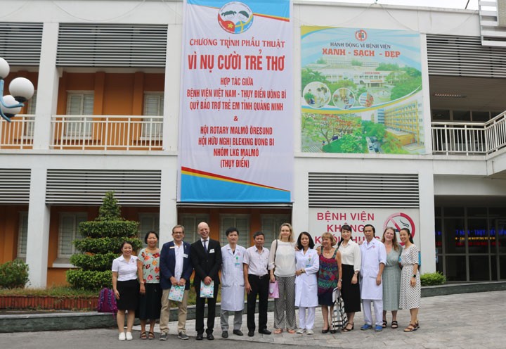 Swedish experts and hospital's doctors, staff pose for a photo. Source: Vietnam - Sweden Hospital Uong Bi