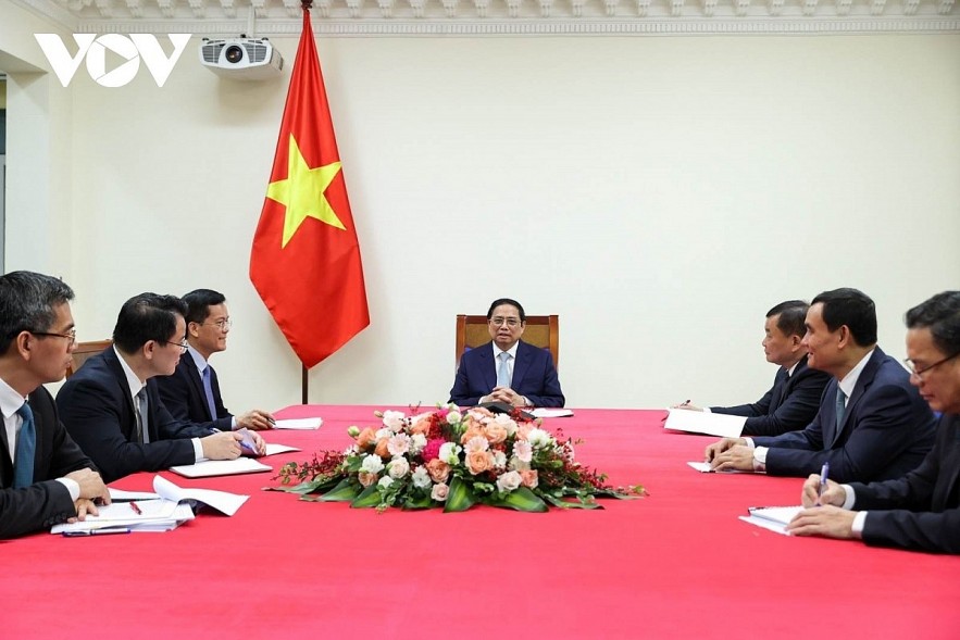 PM Pham Minh Chinh and other Vietnamese officials during the phone talks with French PM Elizabeth Borne. 