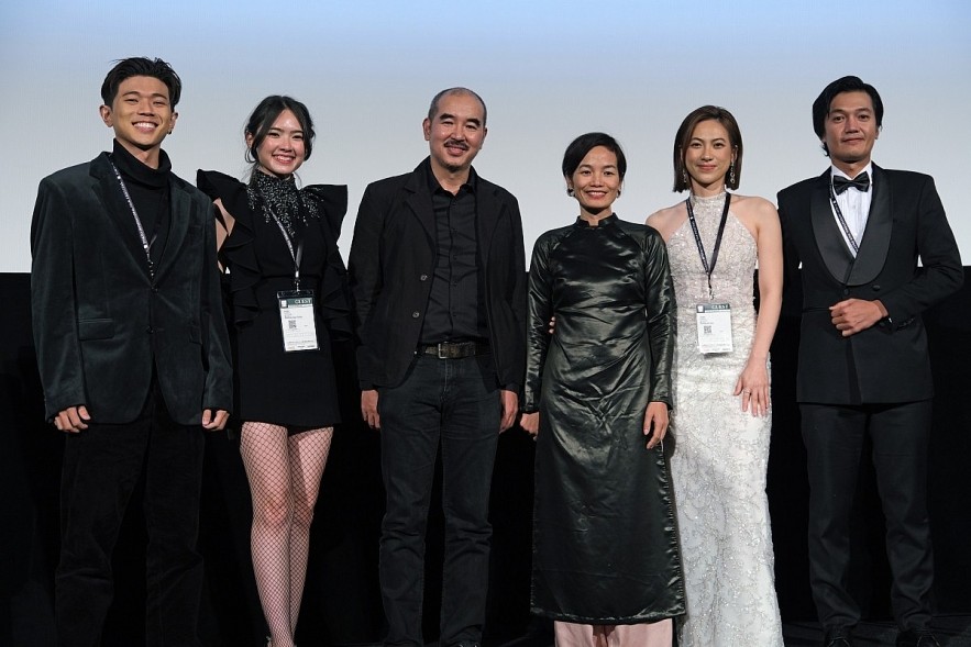 Director Bui Thac Chuyen (third from left) and the film crew of Vietnamese movie “Tro Tàn Rực Rỡ”, or “Glorious Ashes” at the Three Continents Film Festival.