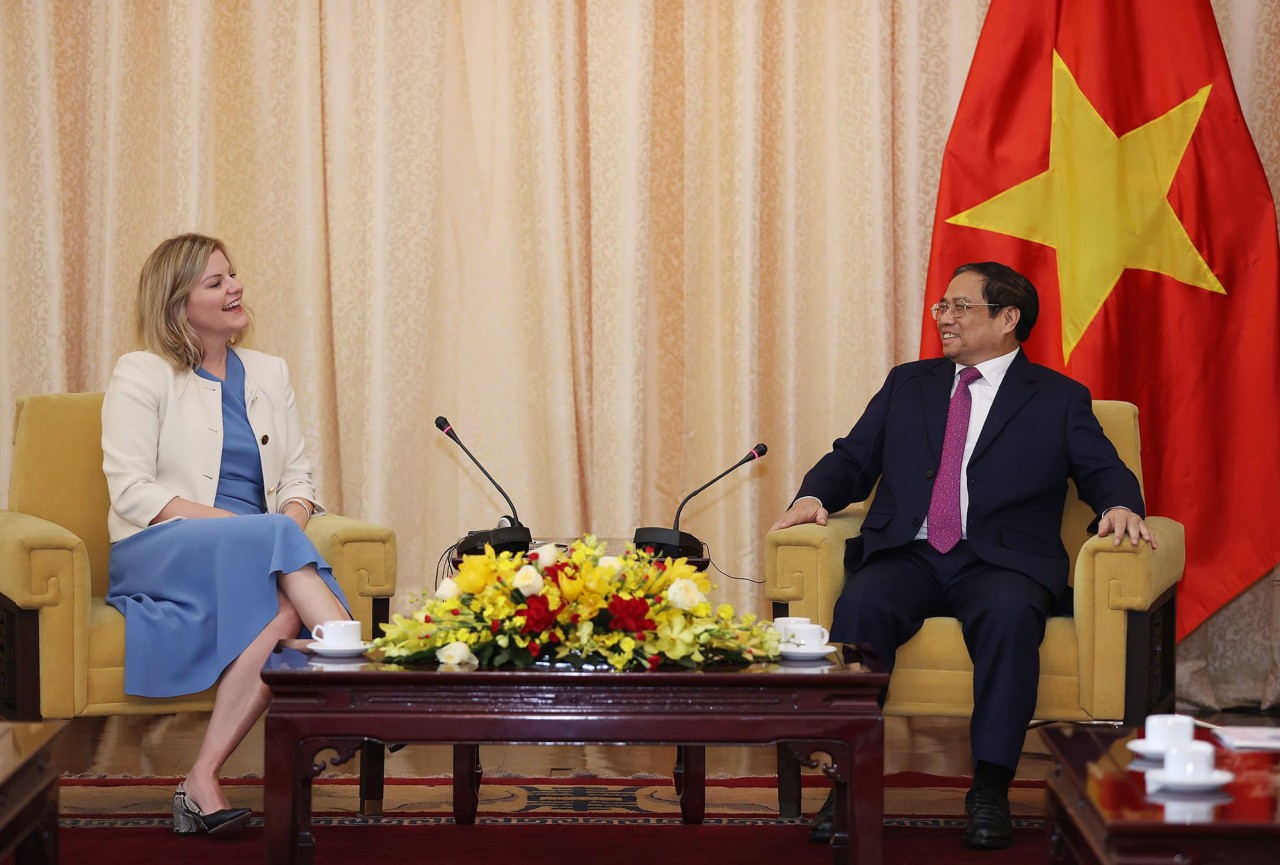 PM Pham Minh Chinh (right) welcomes Dutch Minister for Foreign Trade and Development Cooperation Liesje Schreinemacher in HCM City on November 28. Photo: VNA