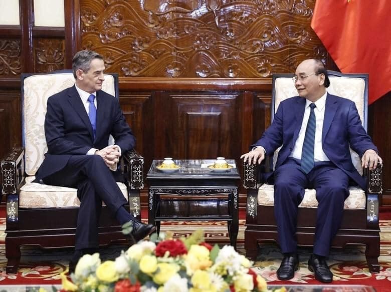 President Nguyen Xuan Phuc (fourth, right) and Chilean Ambassador Patricio Becker