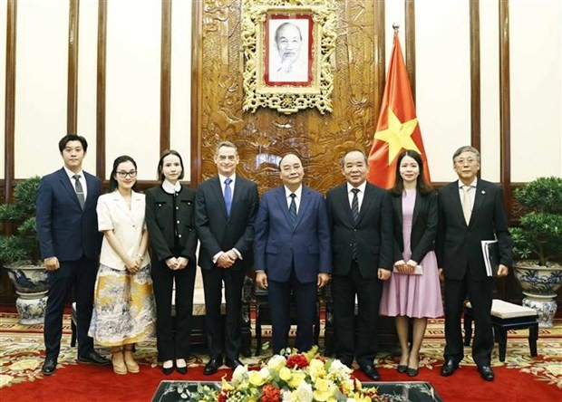 President Nguyen Xuan Phuc (fourth, right) and Chilean Ambassador Patricio Becker (fourth, left) take a photo with participants at the meeting. Photo: VNA