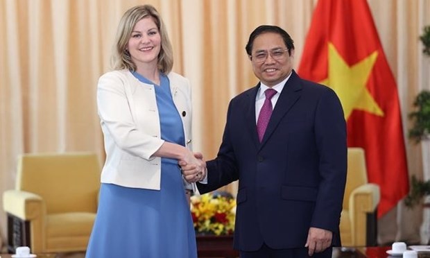 PM Pham Minh Chinh (right) welcomes Dutch Minister for Foreign Trade and Development Cooperation Liesje Schreinemacher in HCM City on November 28. Photo: VNA