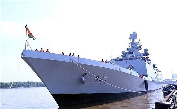 Multi-role stealth frigate INS Shivalik docks at Nha Rong port. (Photo: VNA)