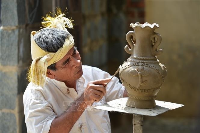 For the Cham ethnic people, ceramics not only are used as daily utensils, but more importantly, they are an intermedia for them to connect with gods. Photo: VNA