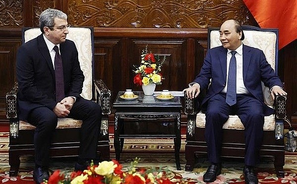 President Nguyen Xuan Phuc (R) welcomes new Azerbaijani Ambassador Shovgi Kamal Oglu Mehdizade. Photo: VNA