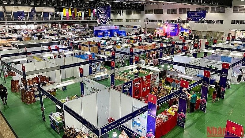 Display booths at the 2022 Vietnam-Laos Trade Fair in Vientiane. Photo: Trinh Dung