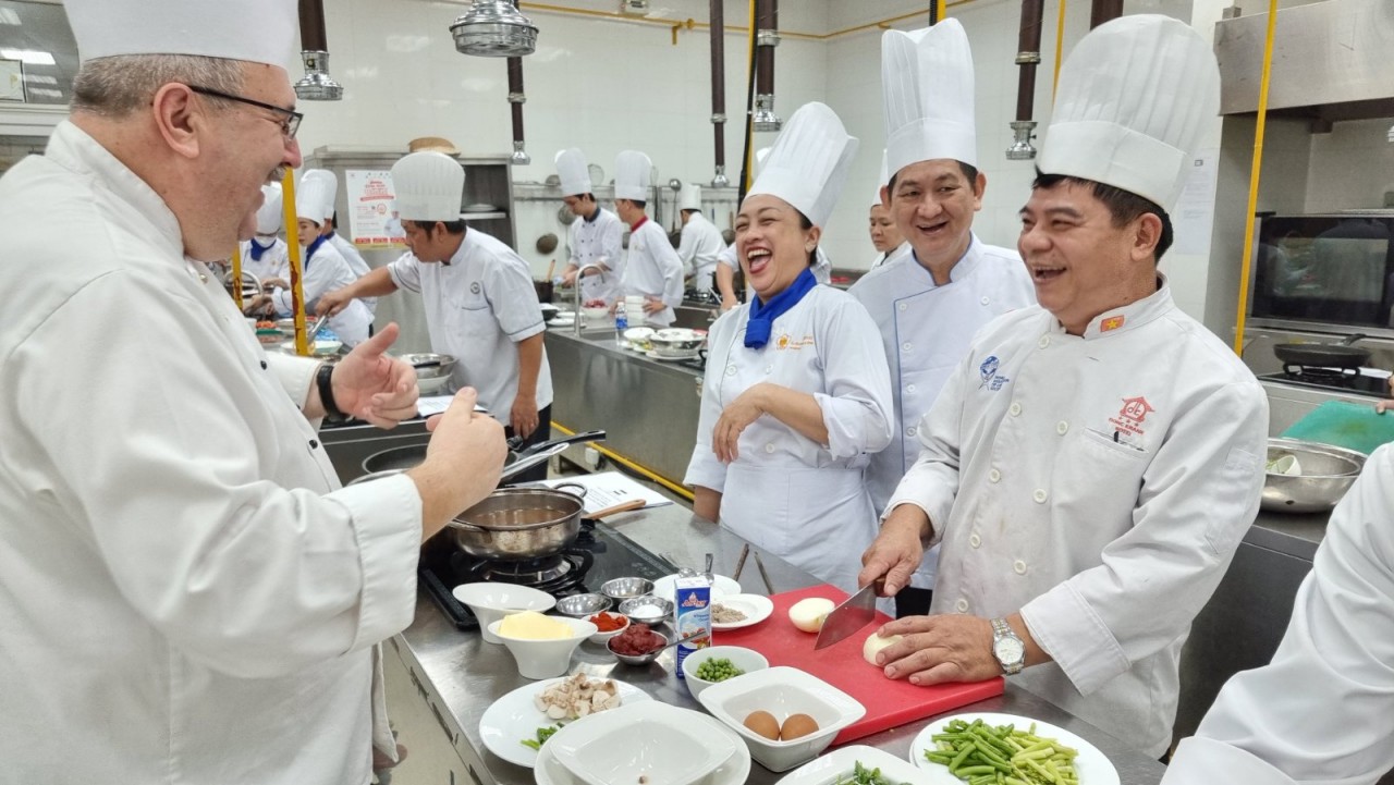 Specialized Cooking Classes are held for the master and junior chefs of Saigontourist Group by Master Chef Mr. Béla Prohászka. The sessions will run until 24/11 during which the participants learn how to prepare traditional and delicious Hungarian culinary specialties in an authentic way by using Hungarikums. 