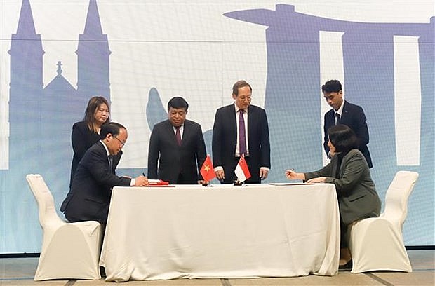 At the signing ceremony of an MoU on innovation collaboration between the Vietnam National Innovation Centre and the Southeast Asia and Oceania Division under Singapore’s Ministry of Trade and Industry after the meeting. Photo: VNA