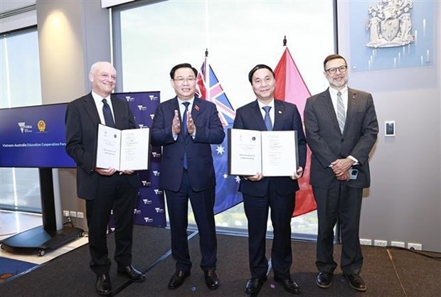 NA Chairman Vuong Dinh Hue and Australian Ambassador to Vietnam Andrew John Lech Goledzinowski witness the exchange of 12 documents and memoranda of understanding on cooperation in education and training between the two countries’ universities. Photo: VNA