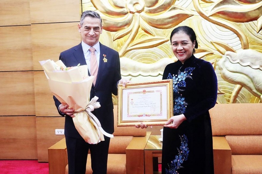 VUFO Grants Highest Medal for Chilean Ambassador to Vietnam