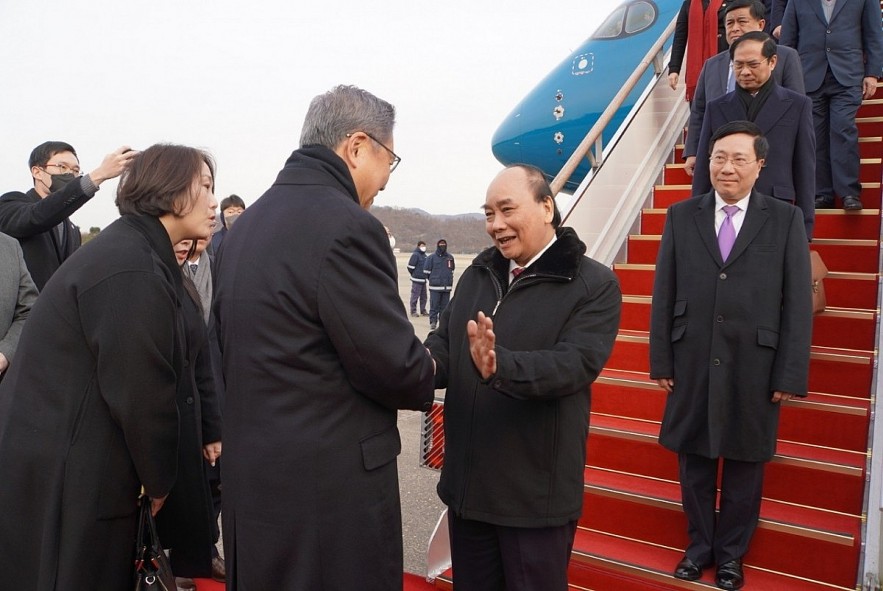 RoK Foreign Minister Park Jin warmly welcomes Vietnamese State President Nguyen Xuan Phuc upon his arrivalfor the RoK visit from December 4-6.