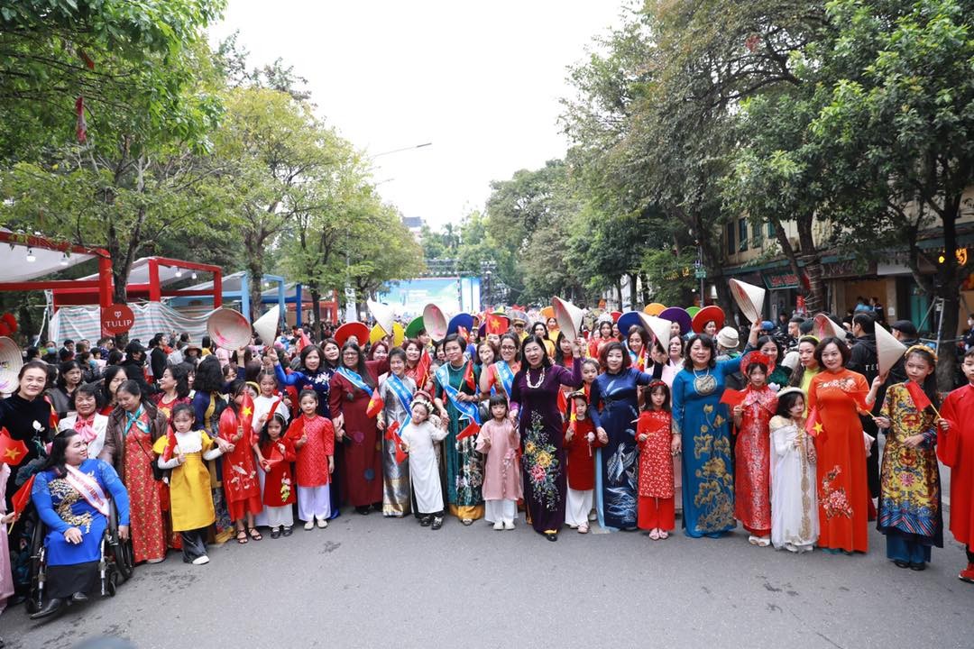 More than 1,000 women wear ao dai in a mass parade on the pedestrian street in the Hanoi Tourism Ao Dai Festival 2022. Source: HTV