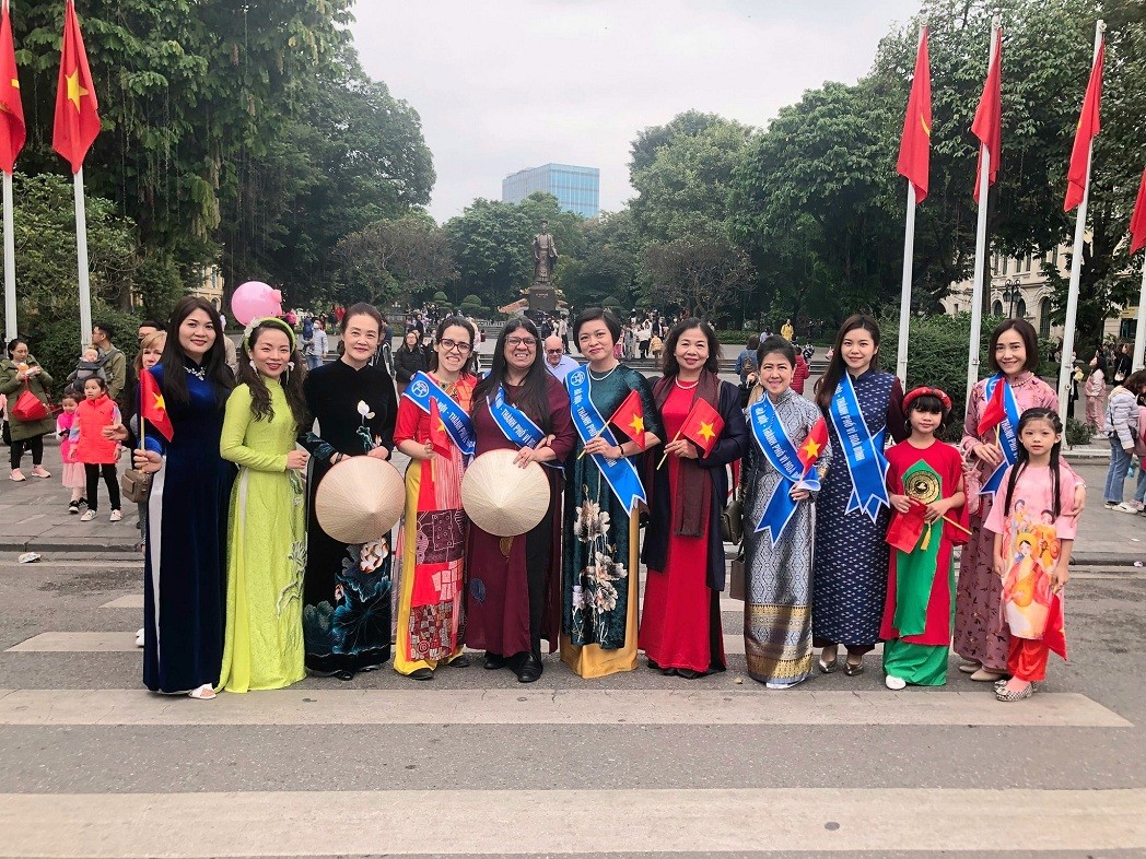 Female foreign ambassadors, deputy ambassadors, and female leaders of associations and member friendship organizations at the Ao Dai Festival.