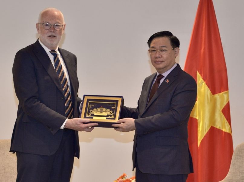 Mike Cronin, managing director of Fonterra, at a meeting with Vietnamese National Assembly chairman Vuong Dinh Hue (R) in Auckland. Photo: VOV