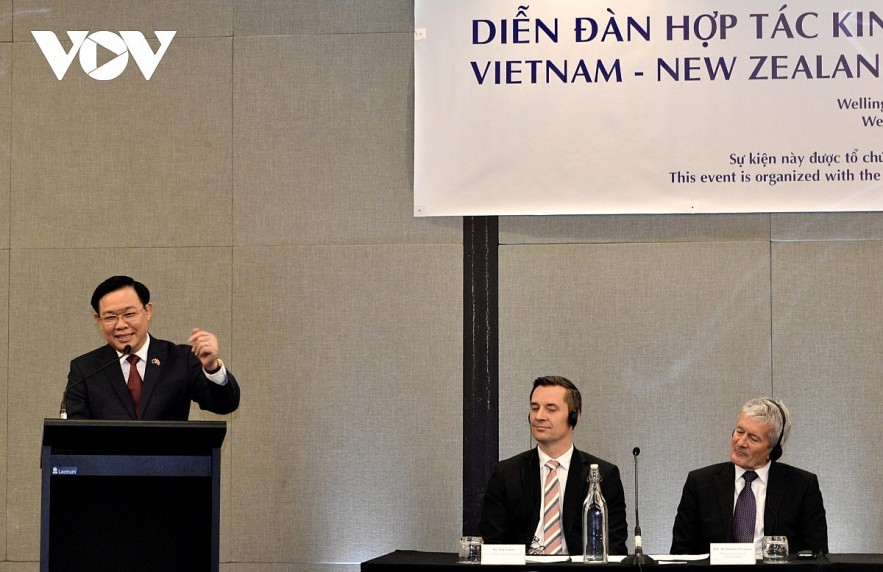 National Assembly chairman Vuong Dinh hue speaks at the Vietnam - New Zealand economic cooperation forum on December 5.