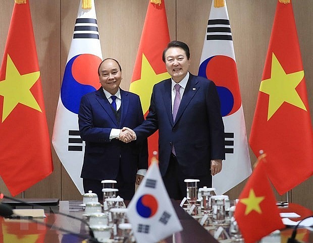 Vietnamese President Nguyen Xuan Phuc (L) and RoK President Yoon Suk-yeol (Photo: VNA)