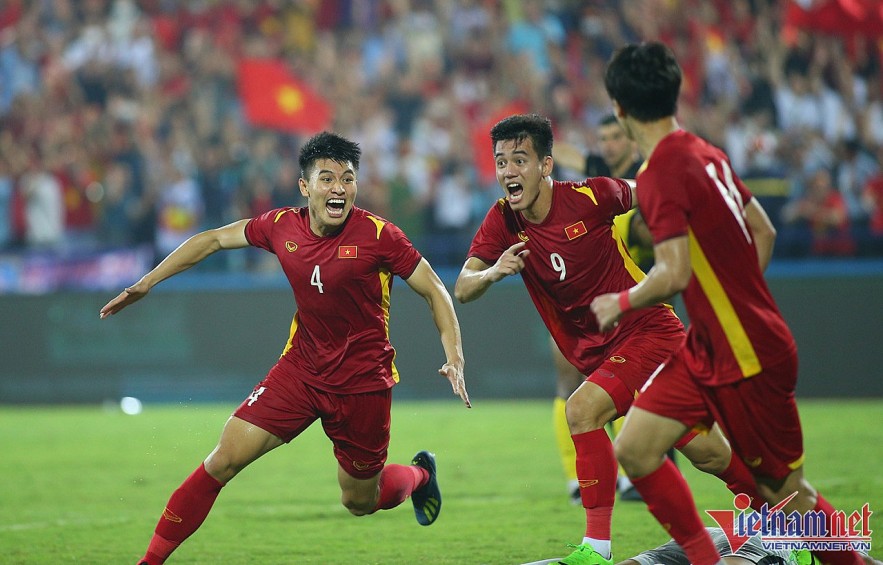 The market value of Vietnamese striker Tien Linh (middle) stands at EUR350,000.