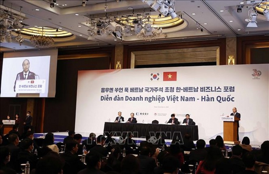 State President Nguyen Xuan Phuc delivers a speech at the Vietnam - RoK Business Forum in Seoul on December 6. Photo: VNA
