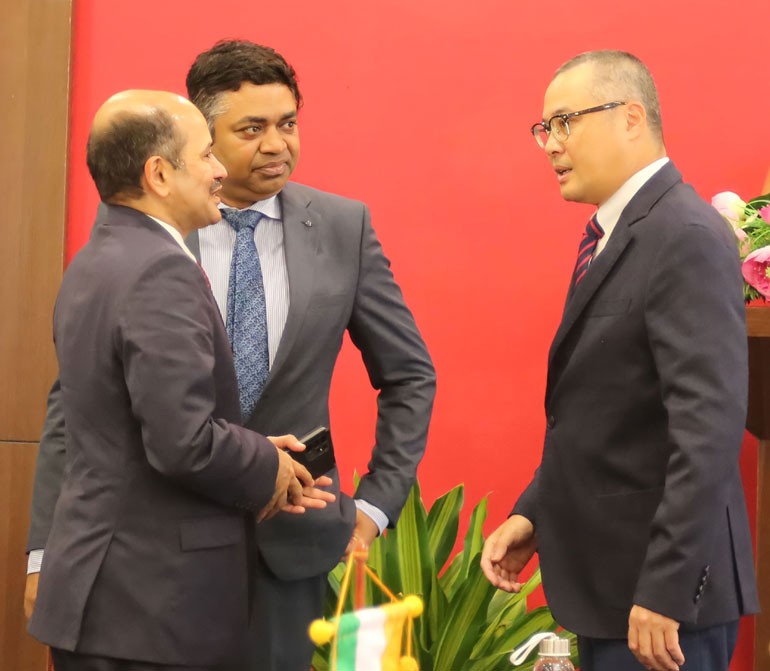 Secretary of the Phu Yen Party Committee Pham Dai Duong (right) hopes that Indian Ambassador Sandeep Arya (left) will be the bridge to inform the Indian business community and investors about the strategy to attract investment in Phu Yen. Source: Phu Yen 