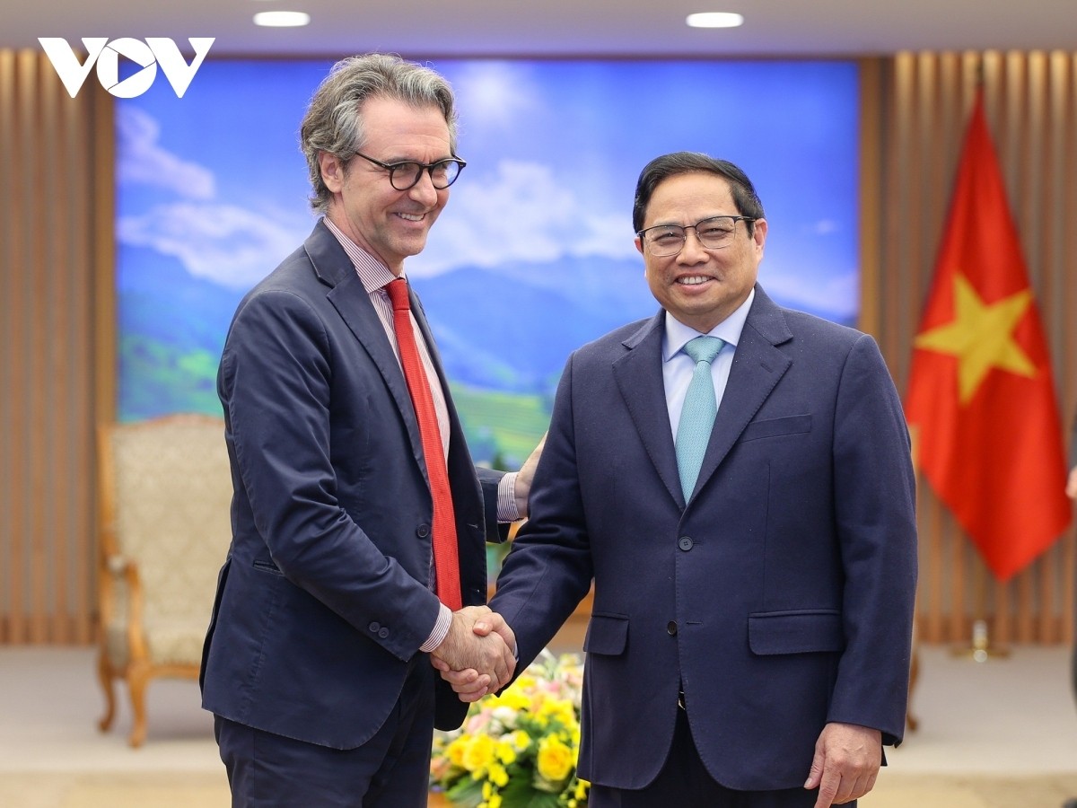 PM Pham Minh Chinh (R) receives Giorgio Aliberti, ambassador and head of the European Union Delegation to Vietnam, in Hanoi on December 6. Photo: VOV