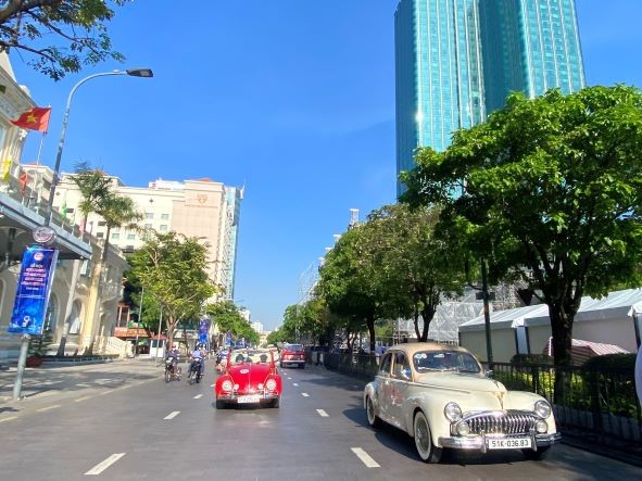 Foreigners Excited about the Antique Cars Parade in Ho Chi Minh City Antique Cars Parade Excites Ho Chi Minh City's Tourists, Locals