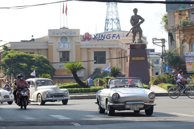 Antique Cars Parade Excites Ho Chi Minh City's Tourists, Locals