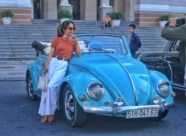 Foreigners Excited about the Antique Cars Parade in Ho Chi Minh City Antique Cars Parade Excites Ho Chi Minh City's Tourists, Locals