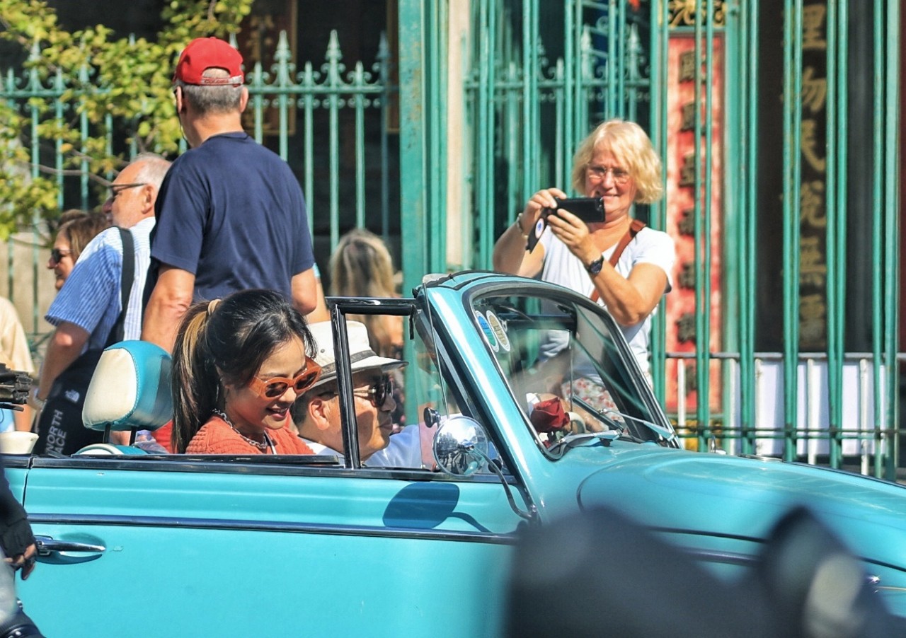 Foreigners Excited about the Antique Cars Parade in Ho Chi Minh City Antique Cars Parade Excites Ho Chi Minh City's Tourists, Locals