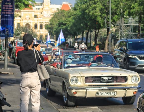 Foreigners Excited about the Antique Cars Parade in Ho Chi Minh City Antique Cars Parade Excites Ho Chi Minh City's Tourists, Locals