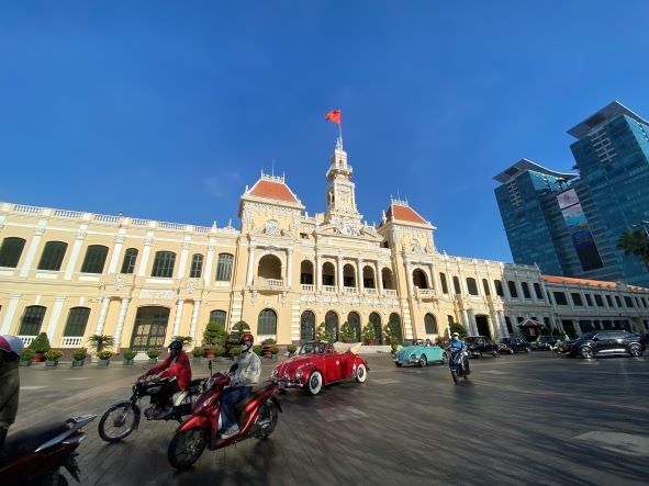 Foreigners Excited about the Antique Cars Parade in Ho Chi Minh City Antique Cars Parade Excites Ho Chi Minh City's Tourists, Locals