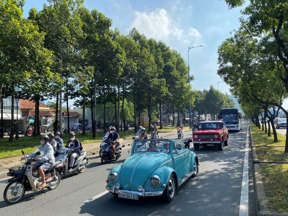 Foreigners Excited about the Antique Cars Parade in Ho Chi Minh City Antique Cars Parade Excites Ho Chi Minh City's Tourists, Locals