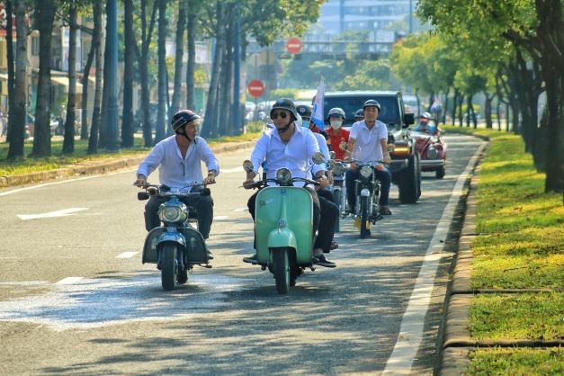 Foreigners Excited about the Antique Cars Parade in Ho Chi Minh City Antique Cars Parade Excites Ho Chi Minh City's Tourists, Locals