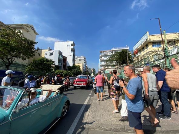 Foreigners Excited about the Antique Cars Parade in Ho Chi Minh City Antique Cars Parade Excites Ho Chi Minh City's Tourists, Locals