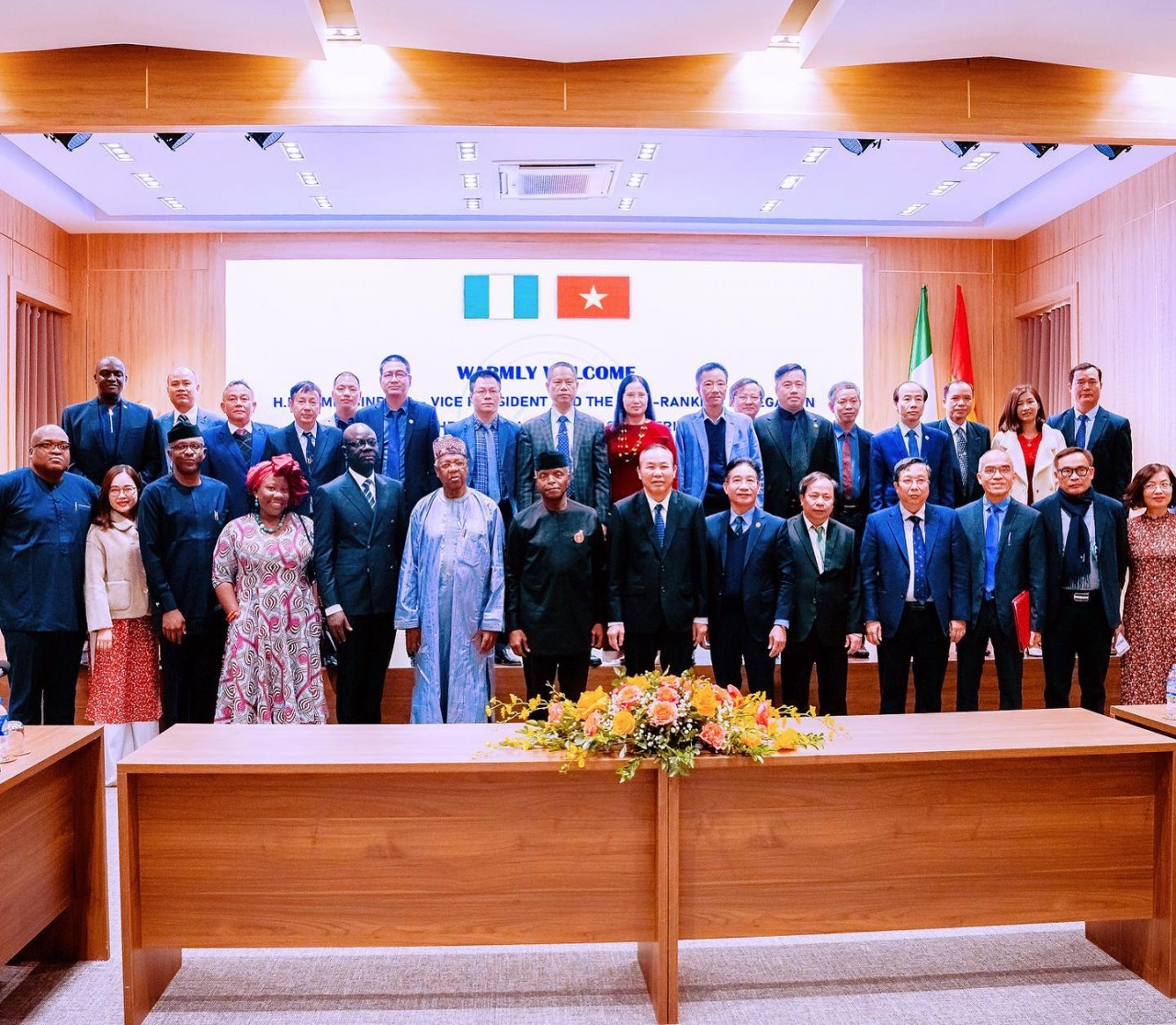 Nigerian Vice President Yemi Osinbajo visits Vietnam Academy of Agricultural Sciences. 