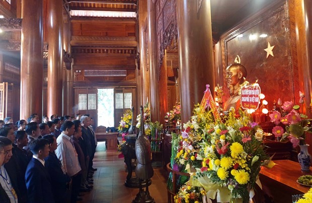 Nearly 200 leaders of villages in 10 Vietnamese and 10 Laos localities along the shared border on December 7 visited the Kim Lien Relic Site in President Ho Chi Minh’s hometown of Nam Dan district of the central province of Nghe An, where they paid tribute to the late leader who laid the foundation for the special ties between Vietnam and Laos.