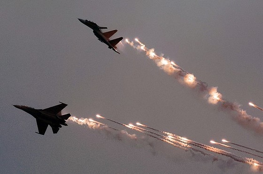 Impressive Performance of Vietnam Air Force with Su-30MK2 Fighters at Vietnam International Defense Expo 2022