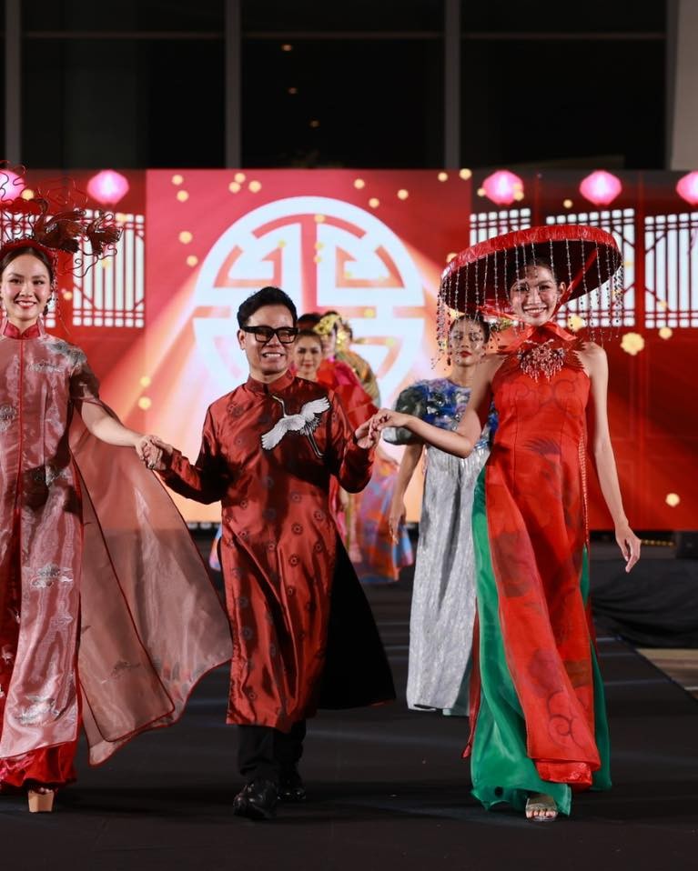 The program opened with a performance of national costumes from 3 designers Tran Thien Khanh, Ngo Nhat Huy and Ruby Tran.
