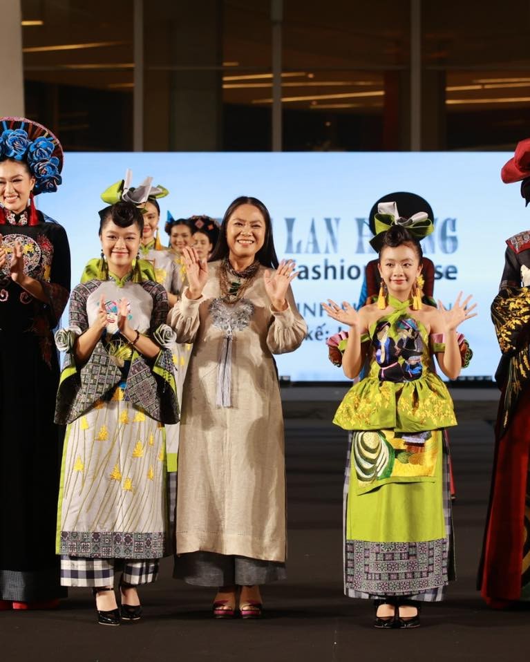 Designer Elite Artist Le Thi Lan Huong has brought Ao dzai Meet Thai Silk collection Prosperous Planet.
