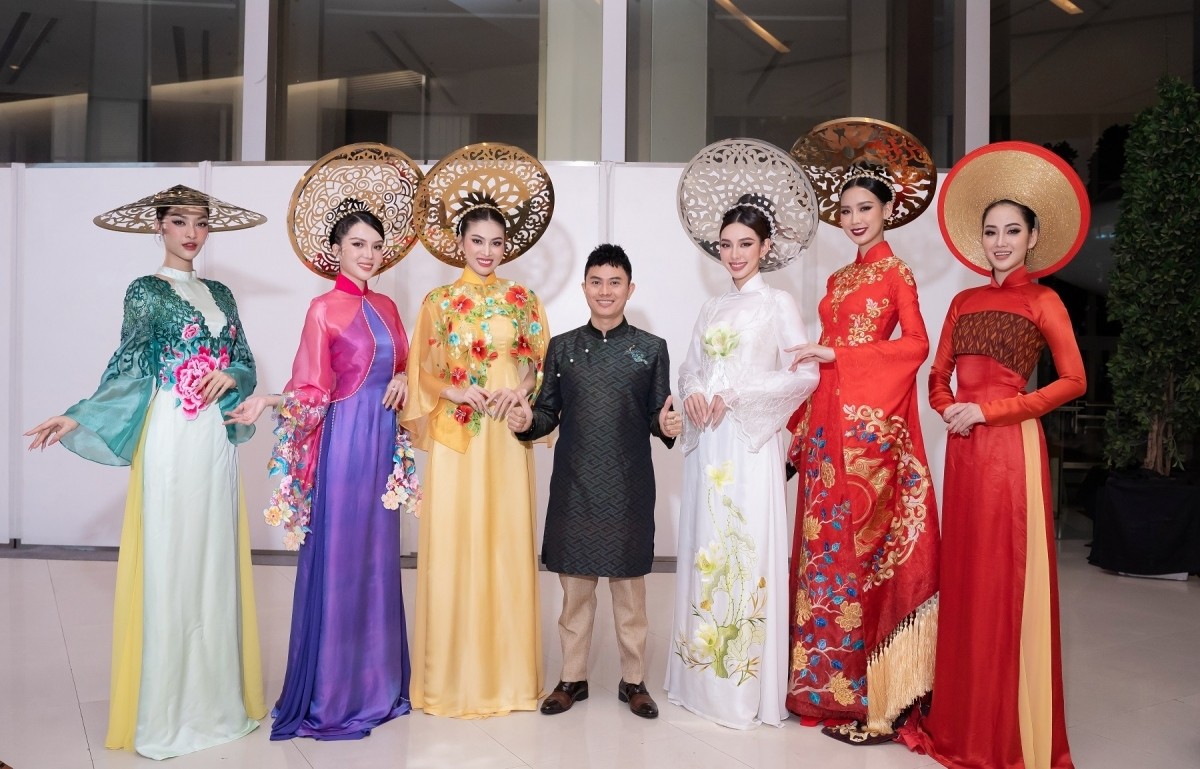 Designer Ngo Nhat Huy (C) introduces his Ao Dai collection at the International Thai Silk Fashion Week held in Bangkok, Thailand on December 7.