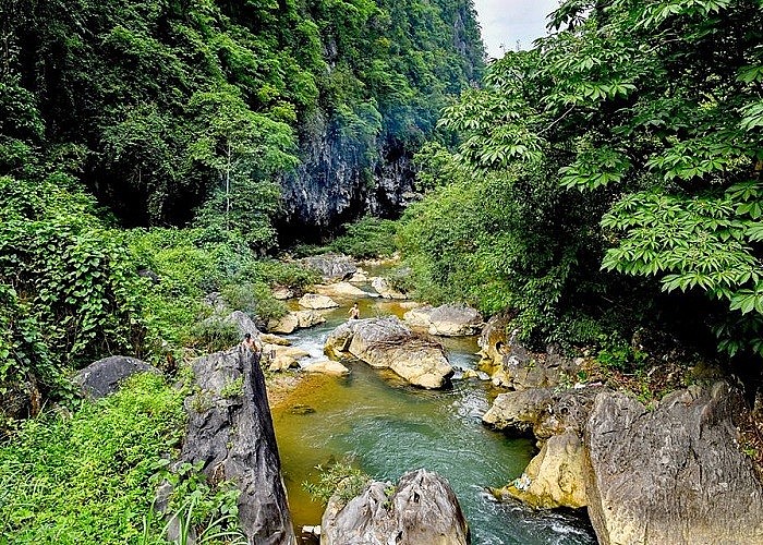 The Unique Natural Structure of Kem Coong Cave in Cao Bang