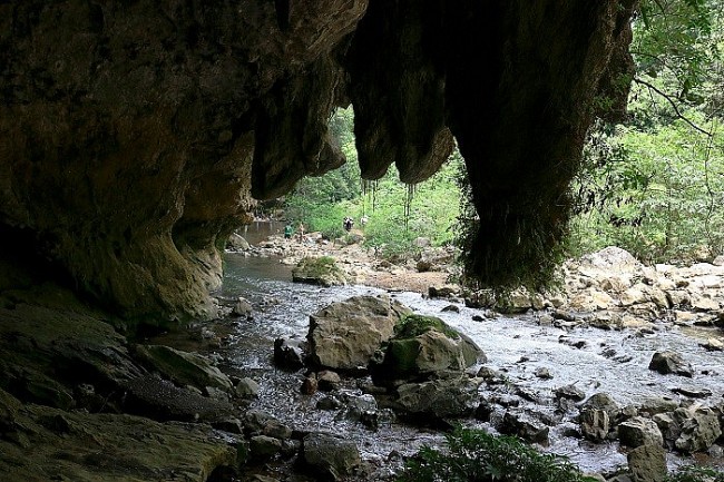 The Unique Natural Structure of Kem Coong Cave in Cao Bang