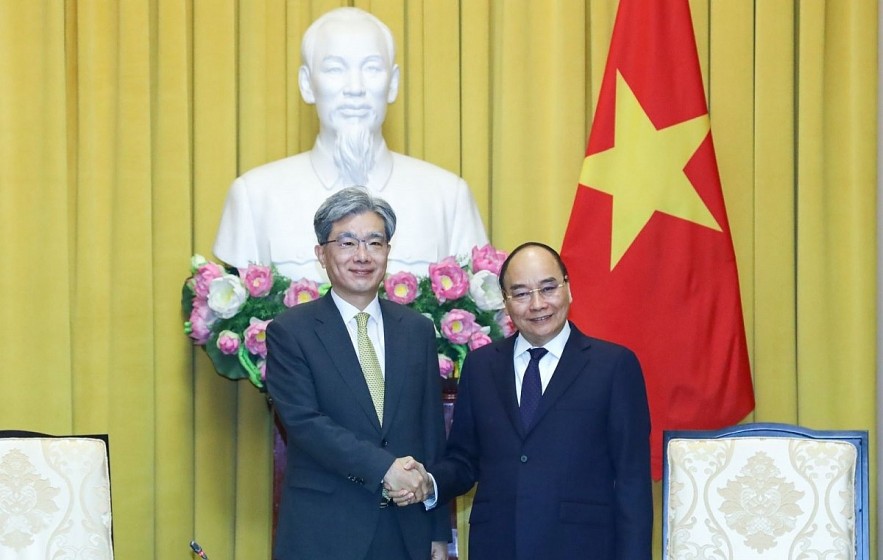 President Nguyen Xuan Phuc (R) and Minister of the National Court Administration of the Republic of Korea (RoK) Kim Sang-hwan. 