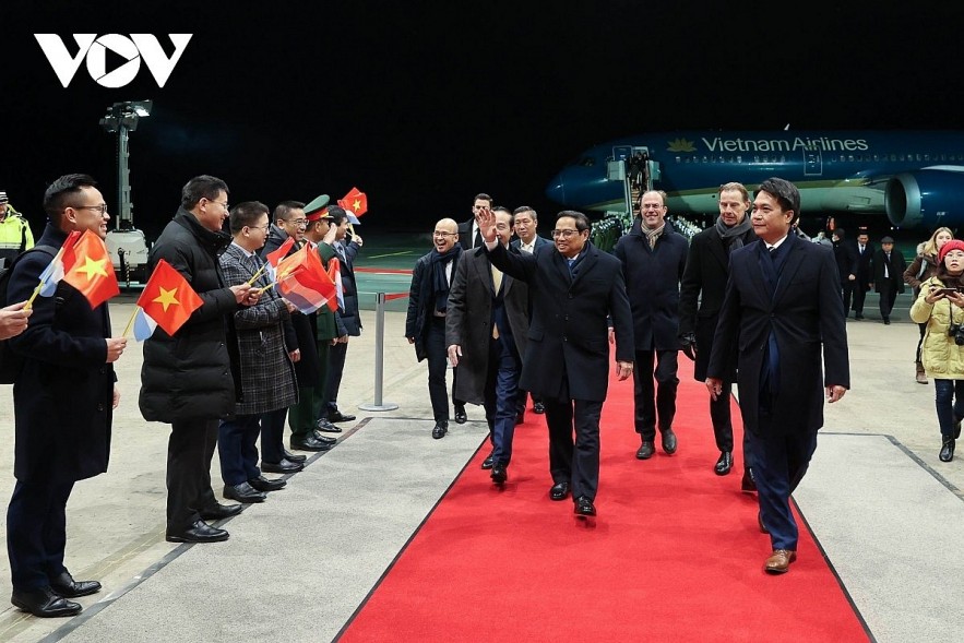 Prime Minister Pham Minh Chinh and a high-ranking Vietnamese delegation arrive at Luxembourg-Findel International Airport, beginning an official visit to the Grand Duchy of Luxembourg.