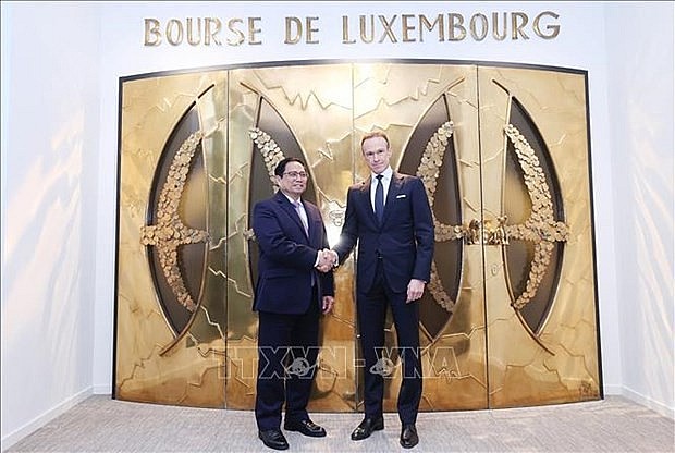 Prime Minister Pham Minh Chinh (L) and LuxSE Chairman Alain Kinsch (Photo: VNA)