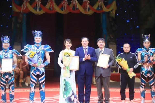The Deputy Minister of Culture, Sports and Tourism awards the best circus troupe. Photo: Quang Anh/ baovanhoa.vn