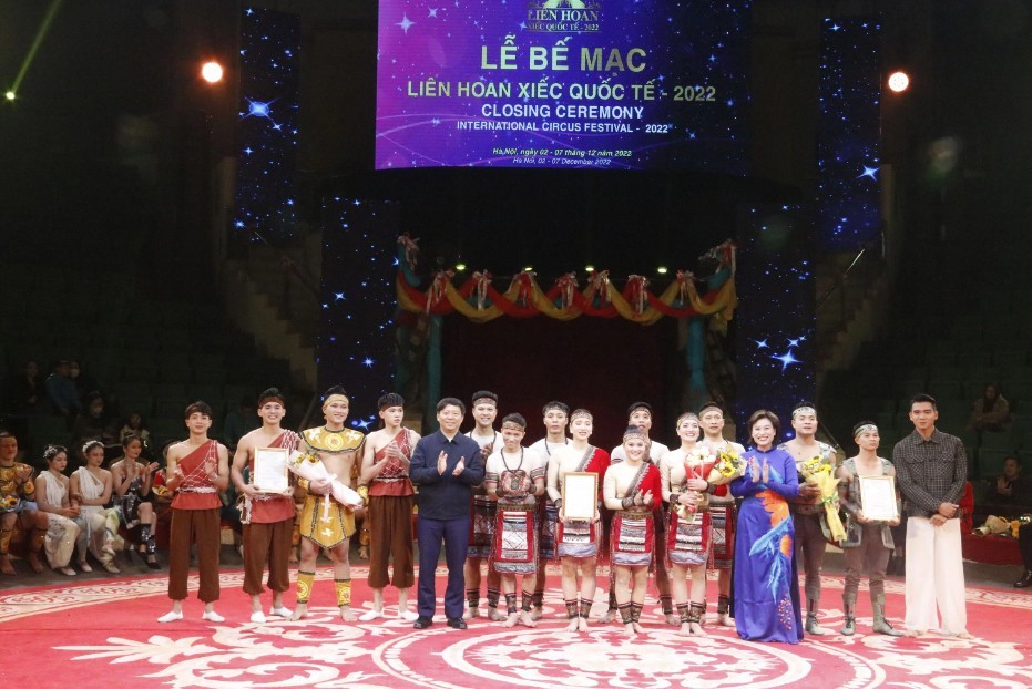 The festival featured nearly 30 circus acts by more than 100 artists from four Vietnamese troupes, in addition to five international troupes from Canada, Belarus, Laos, Cambodia, and Egypt.